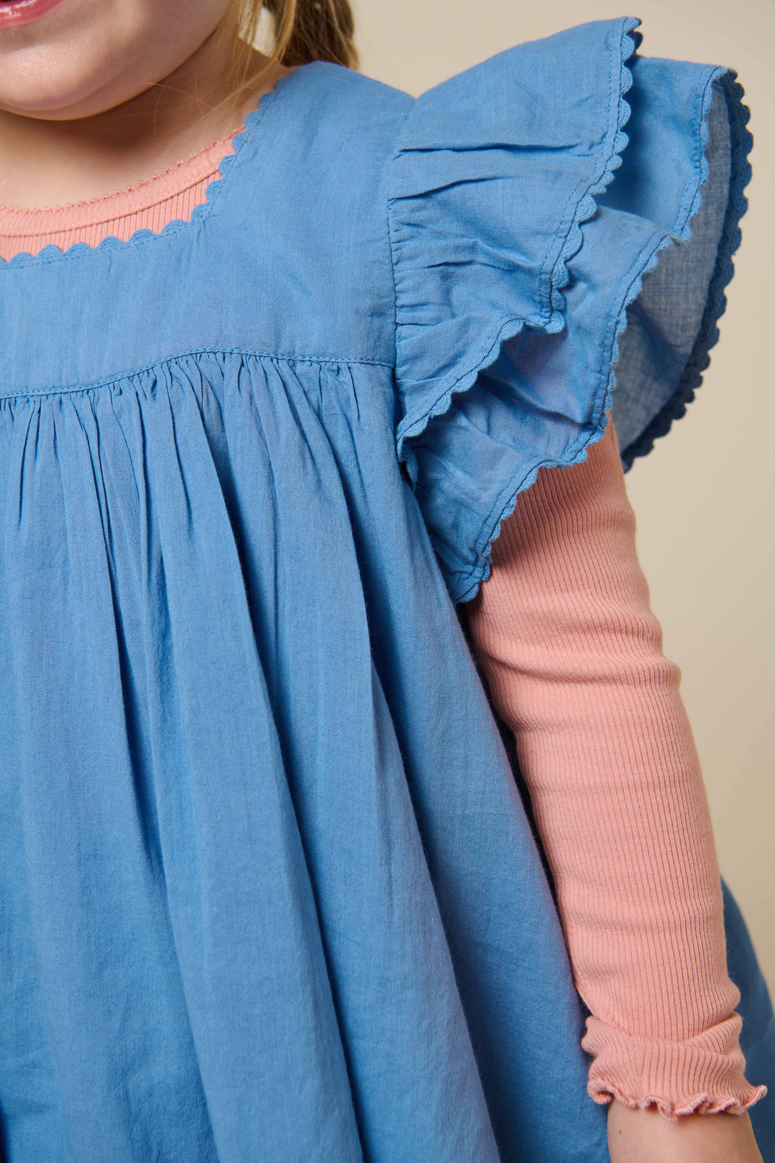 Baumwollkleid mit Zick Zack Rüsche - Kids - Dusty Blue | 101036 Alma - Image 4