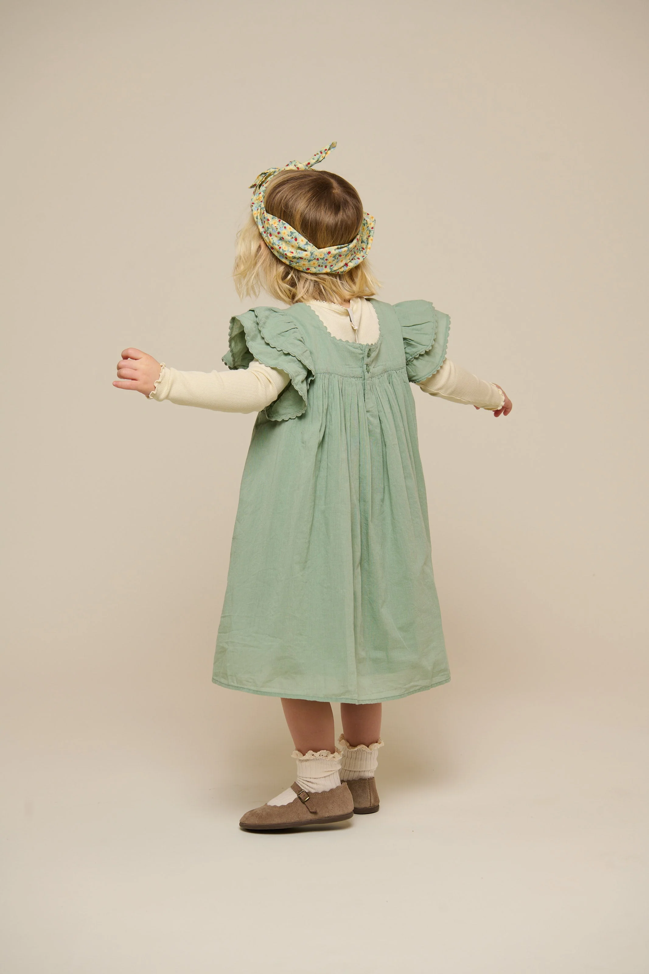 Baumwollkleid mit Zick Zack Rüsche - Kids - Dusty Green | 101035 Alma - Image 4