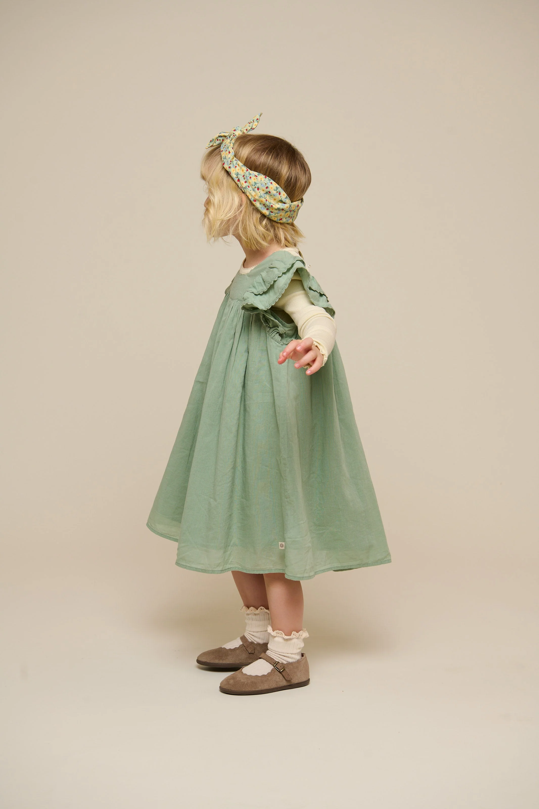 Baumwollkleid mit Zick Zack Rüsche - Kids - Dusty Green | 101035 Alma - Image 5