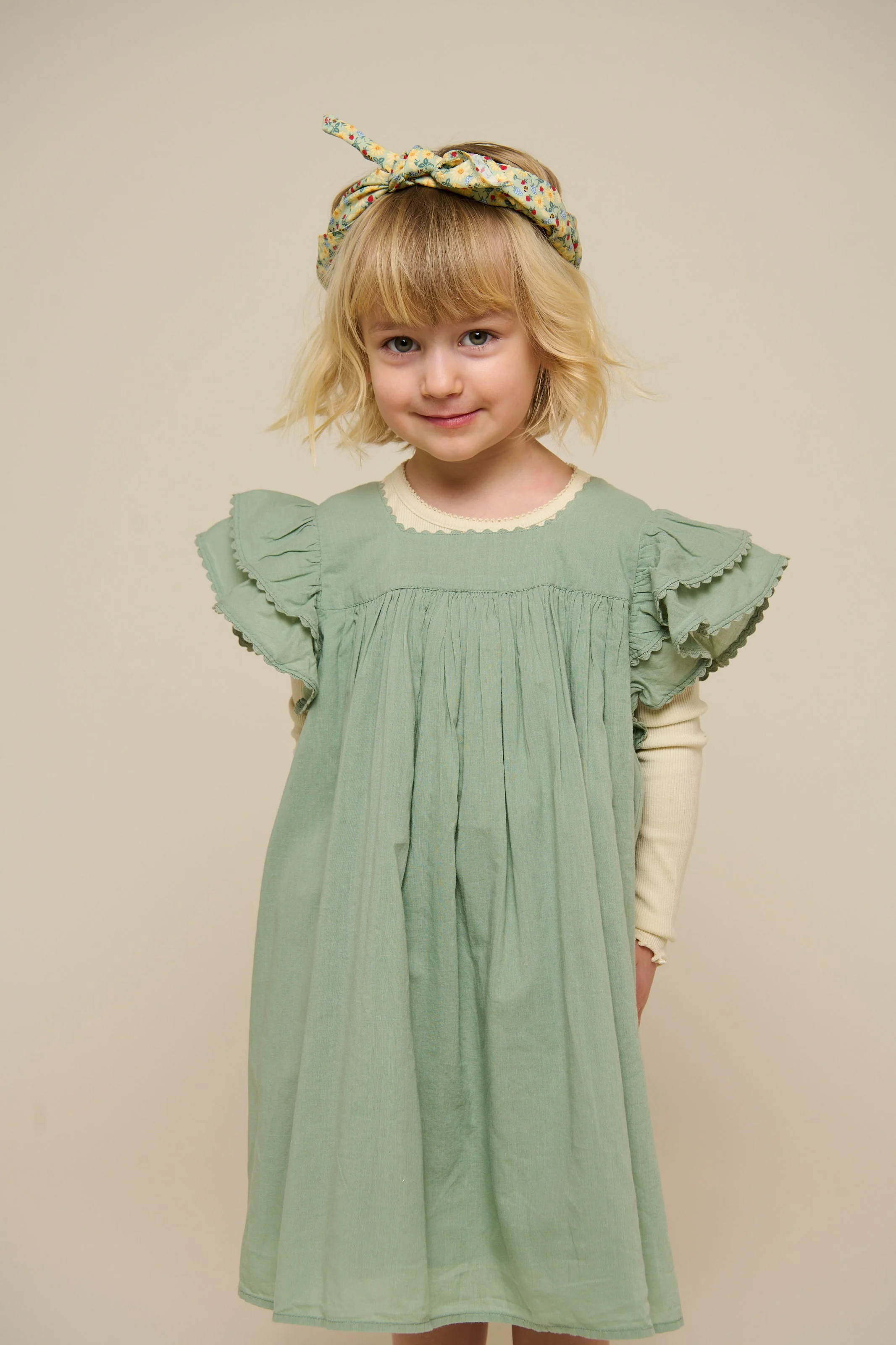 Baumwollkleid mit Zick Zack Rüsche - Kids - Dusty Green | 101035 Alma - Image 6