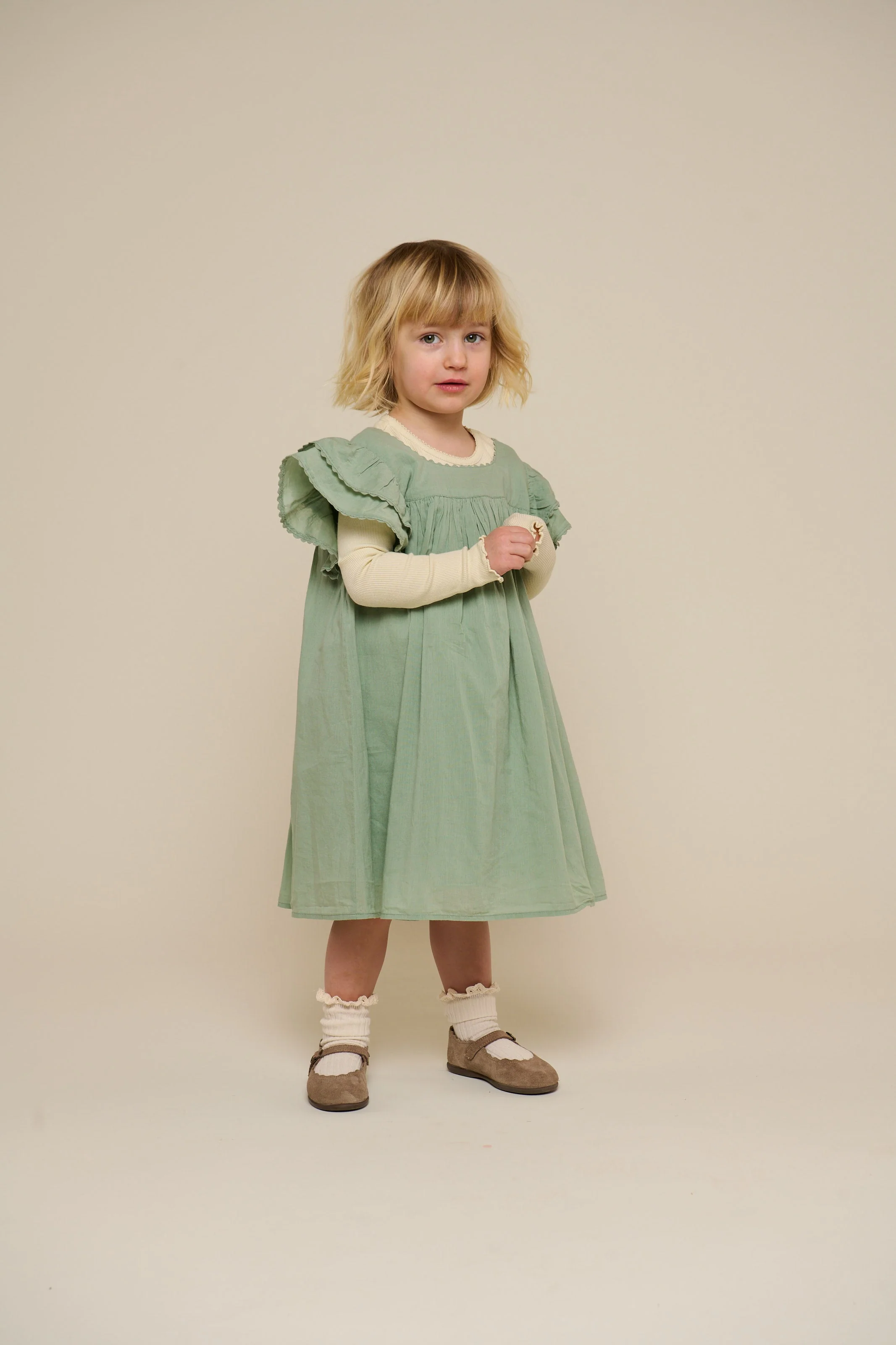 Baumwollkleid mit Zick Zack Rüsche - Kids - Dusty Green | 101035 Alma - Image 7