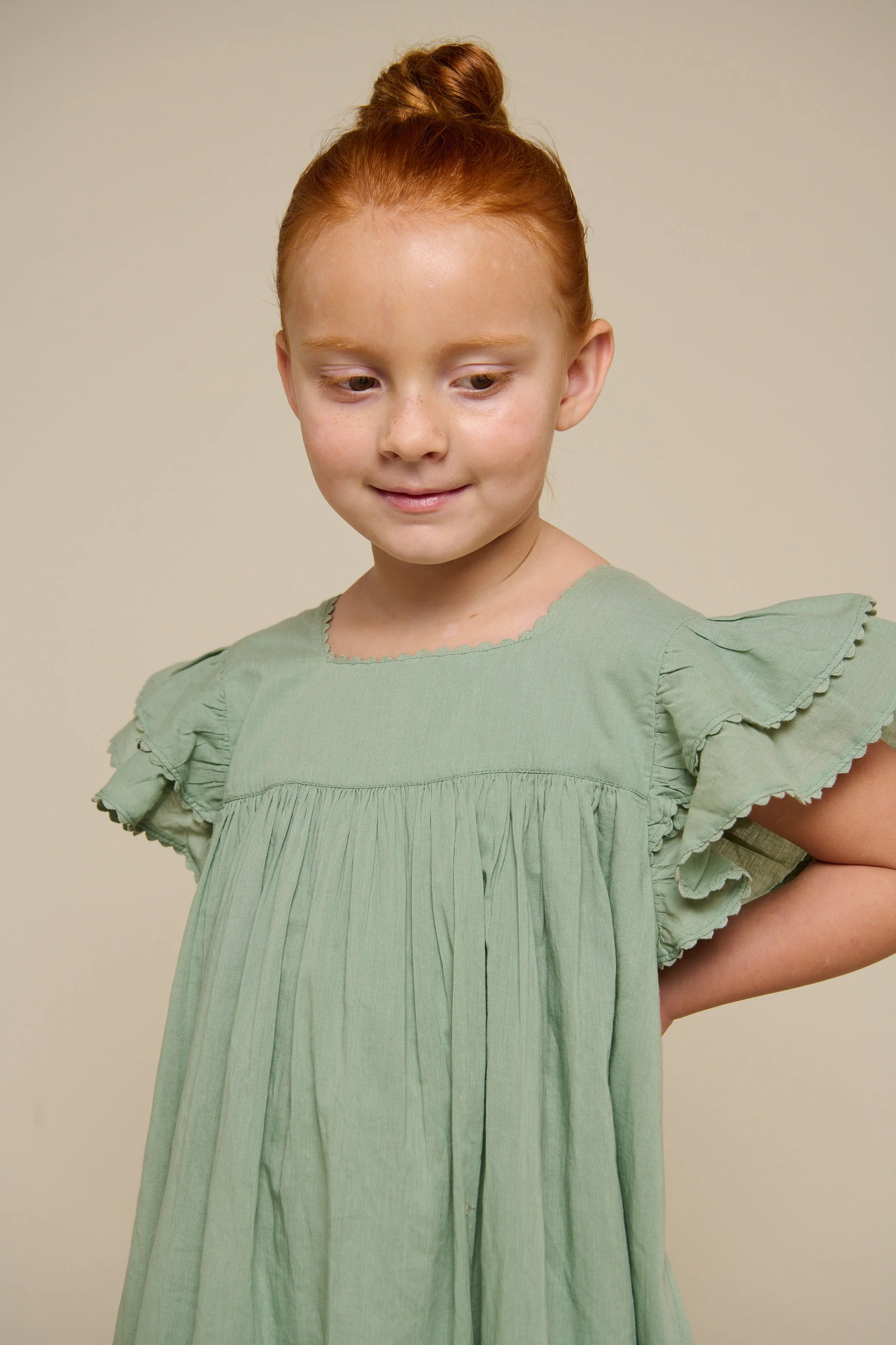 Baumwollkleid mit Zick Zack Rüsche - Tween - Dusty Green | 101066 Alma - Image 4