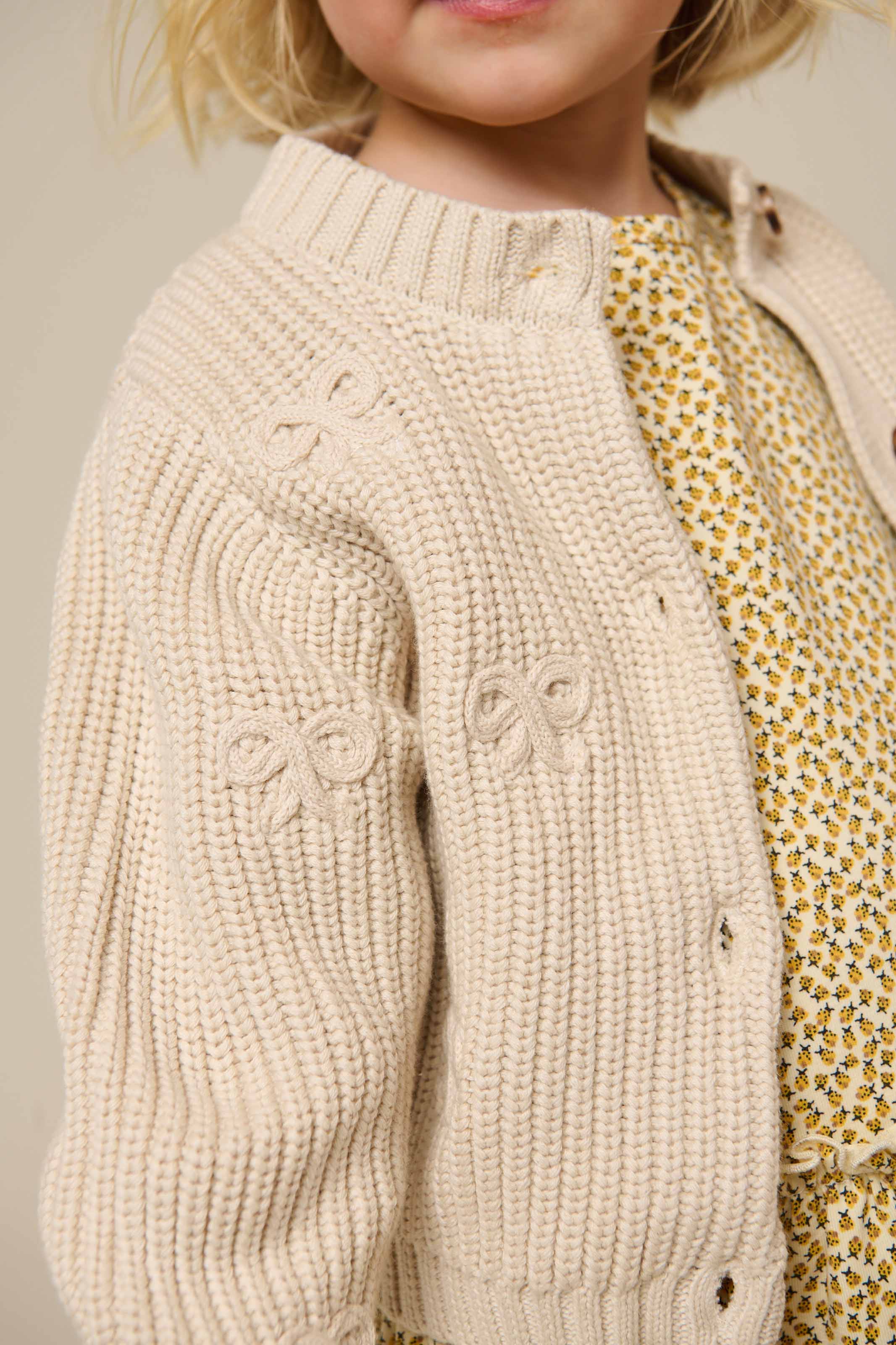 Baumwollstrickjacke mit Schleifen - Kids - Nature | 100790 Freya - Image 4