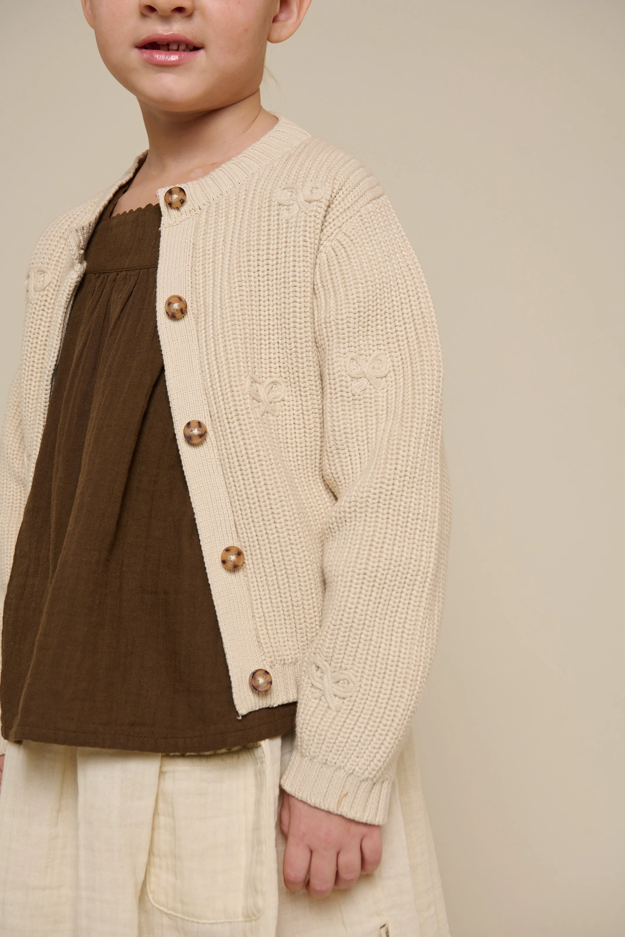 Baumwollstrickjacke mit Schleifen - Tween - Nature | 100791 Freya - Image 4