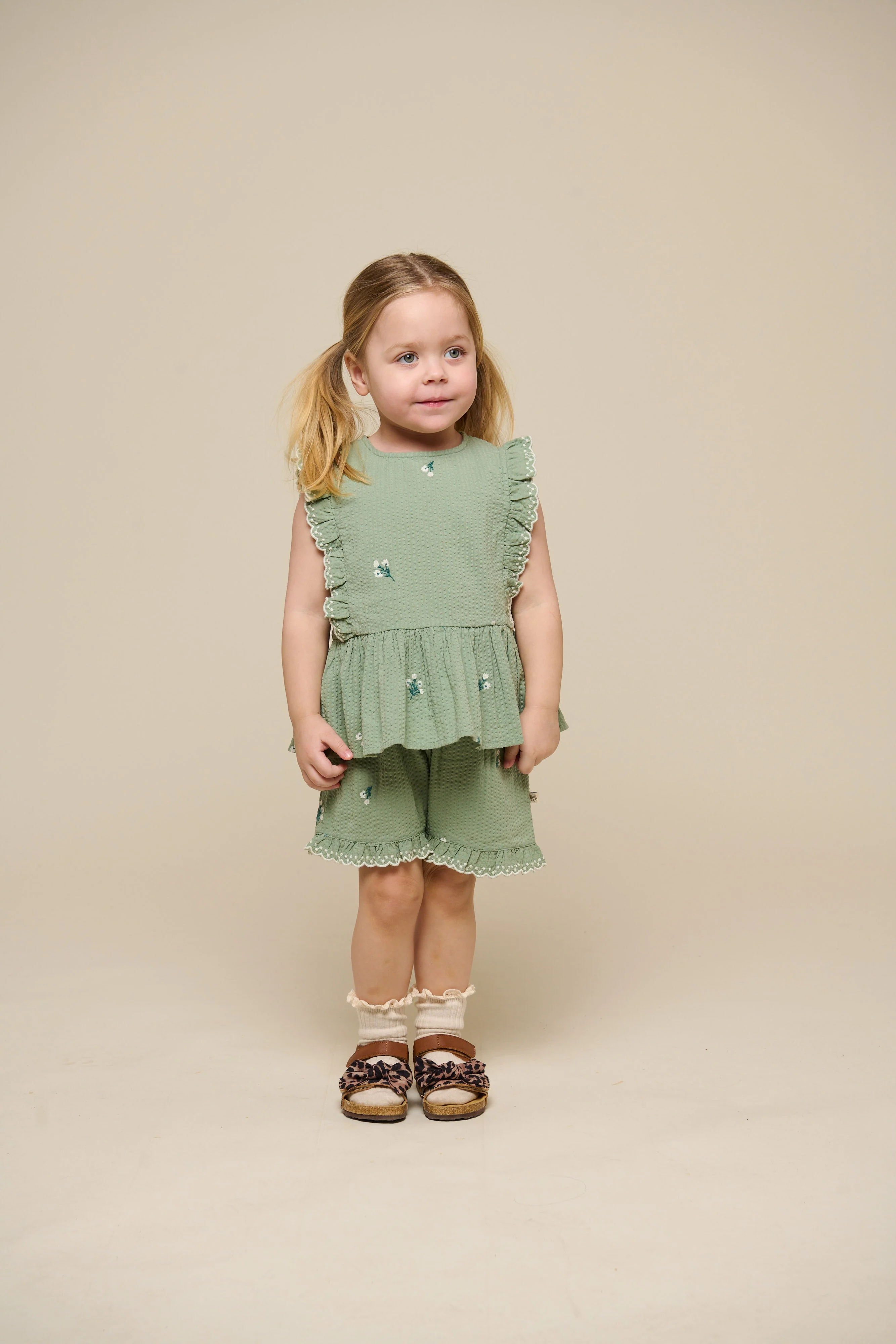 Bestickte Seersucker-Shorts - Kids - Dusty Green | 100984 Nora - Image 2