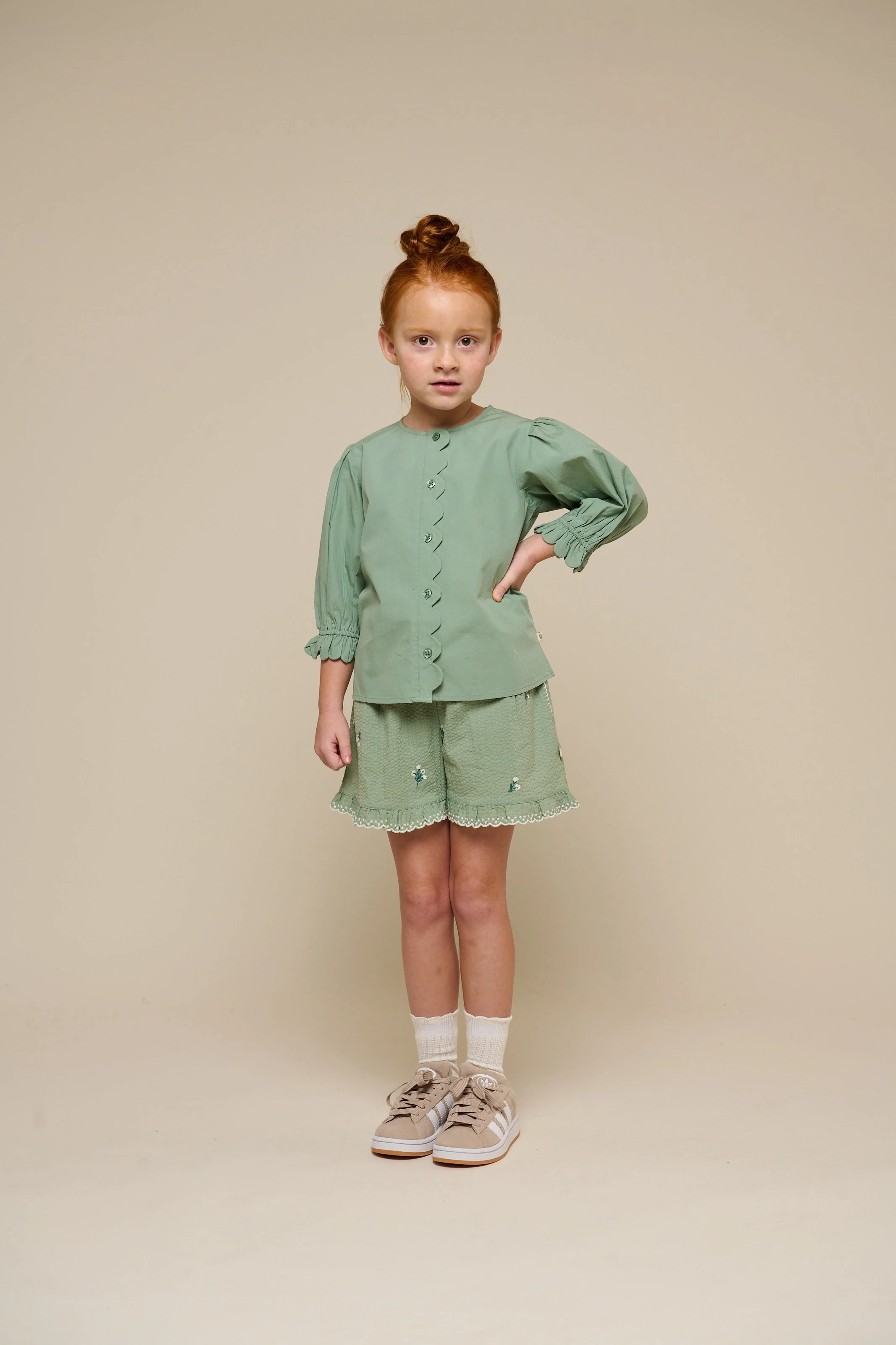 Bestickte Seersucker-Shorts - Tween - Dusty Green | 100985 Nora - Image 2