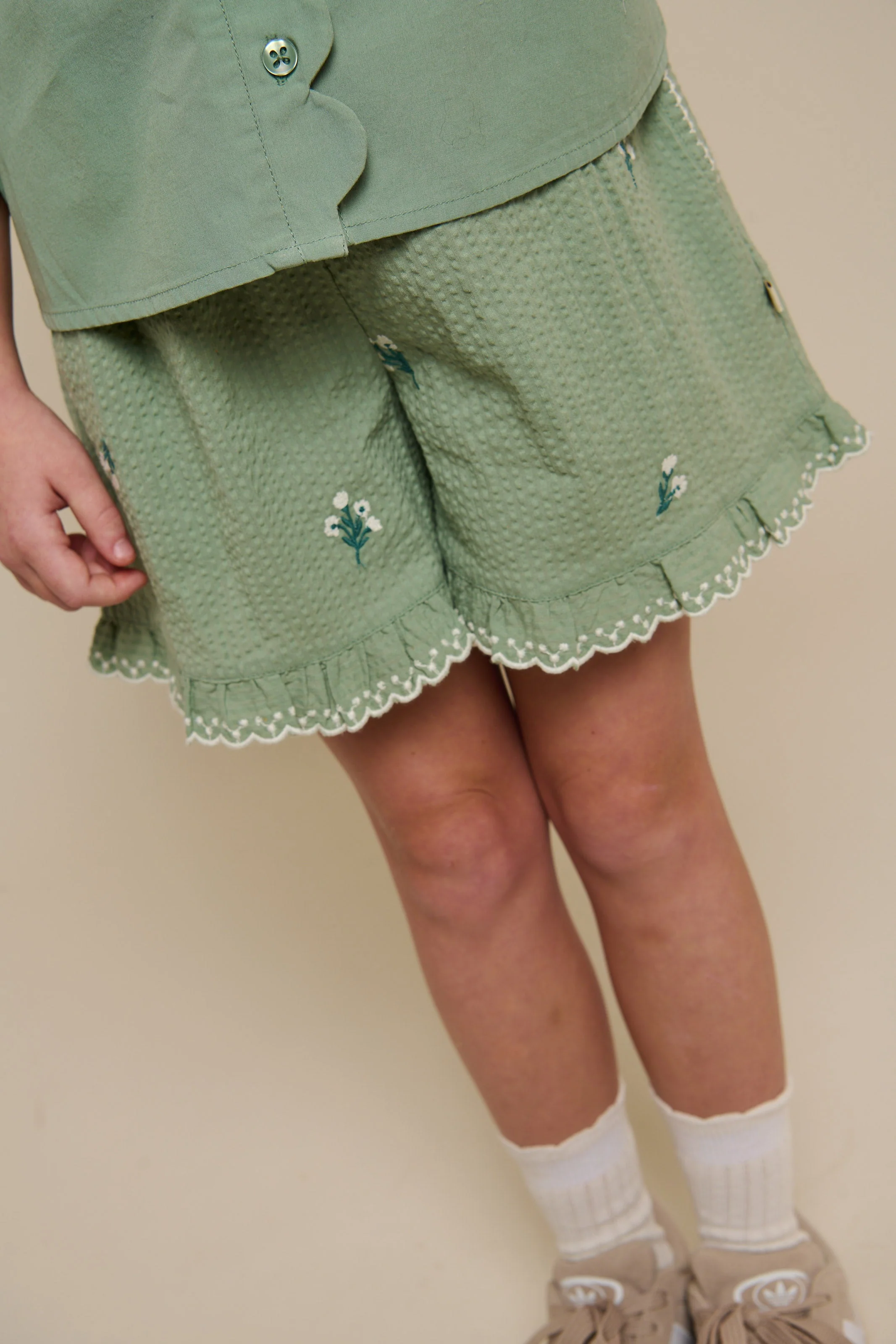 Bestickte Seersucker-Shorts - Tween - Dusty Green | 100985 Nora - Image 4