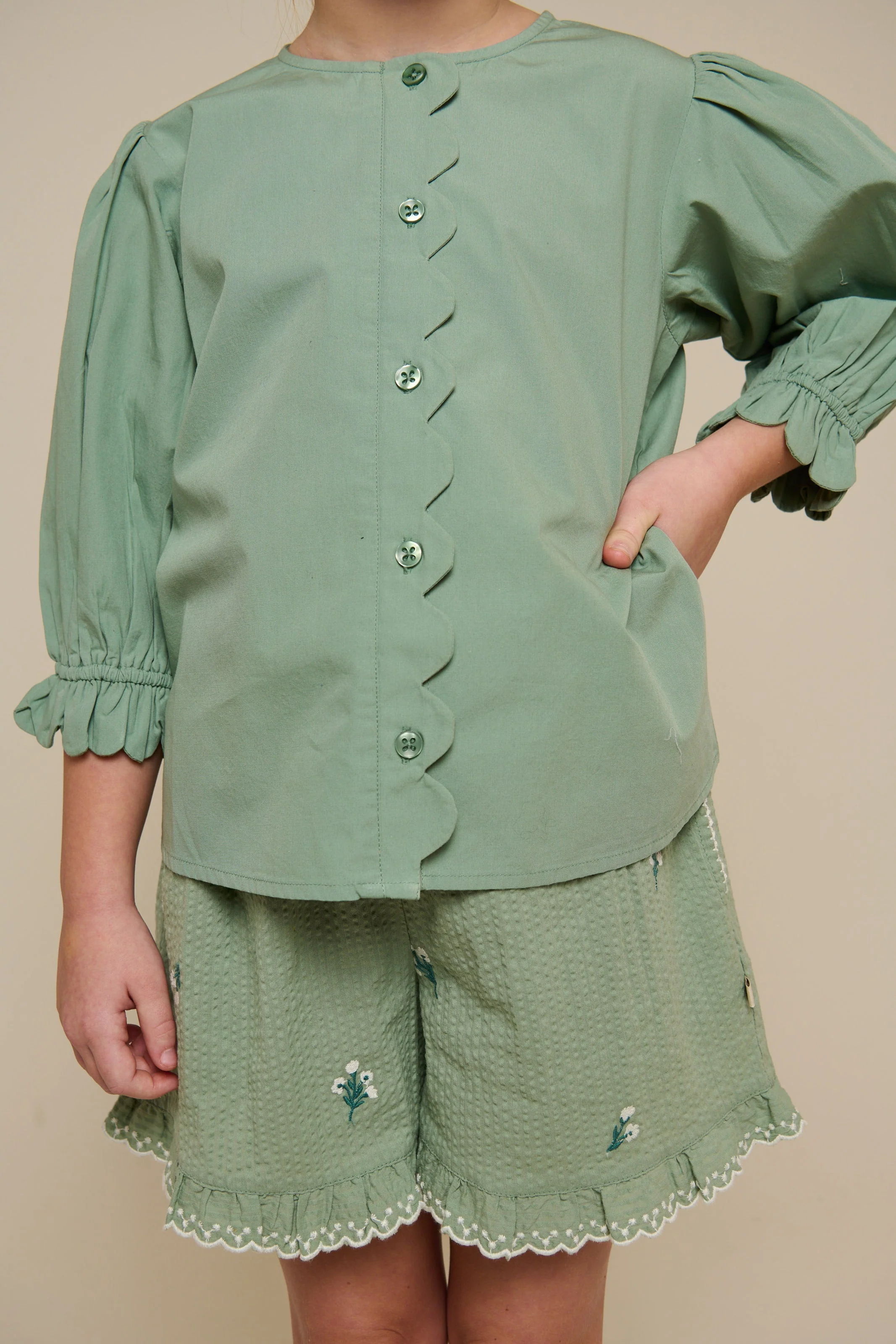 Bestickte Seersucker-Shorts - Tween - Dusty Green | 100985 Nora - Image 6
