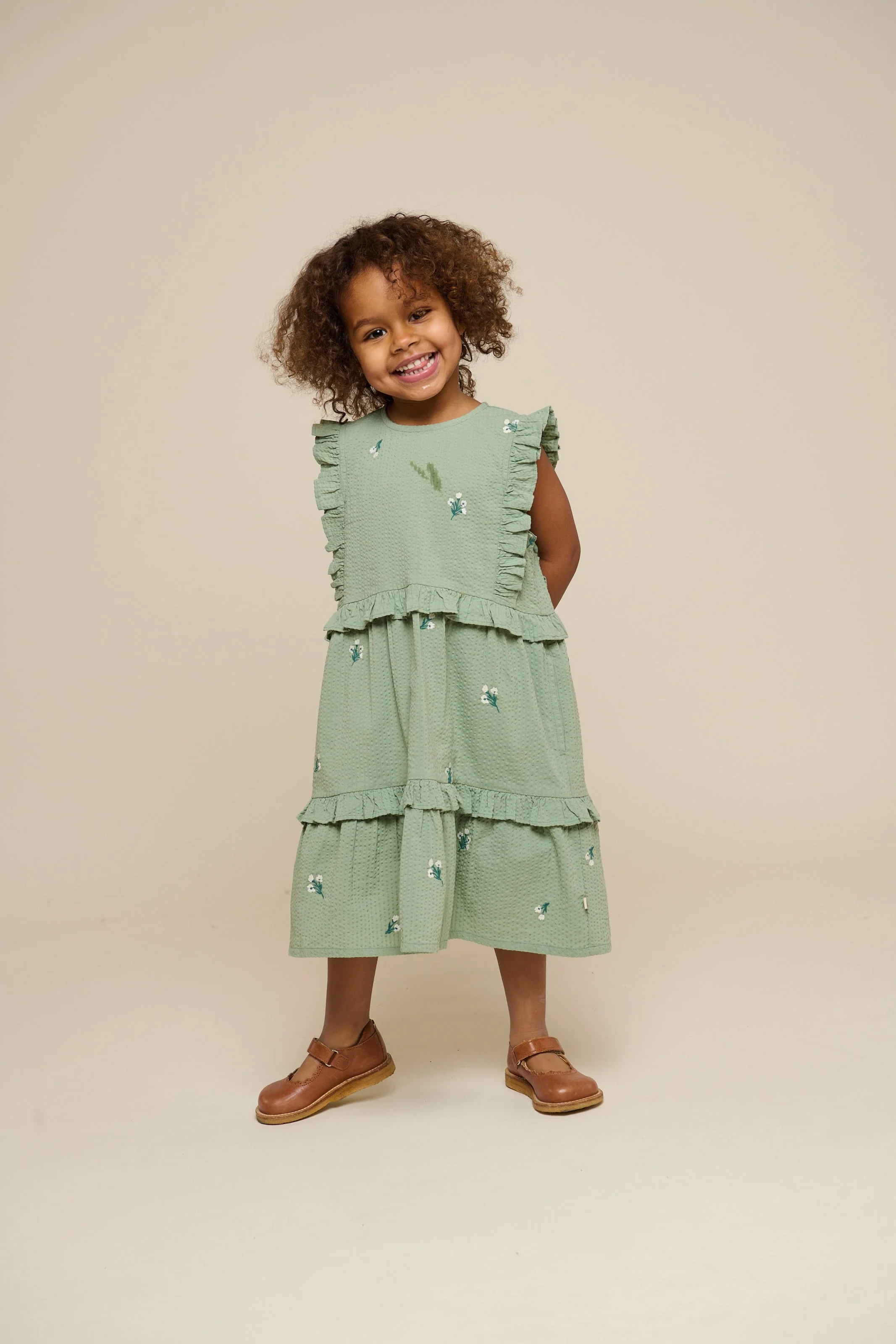 Besticktes Seersucker-Kleid - Kids - Dusty Green | 100976 Nora - Image 2