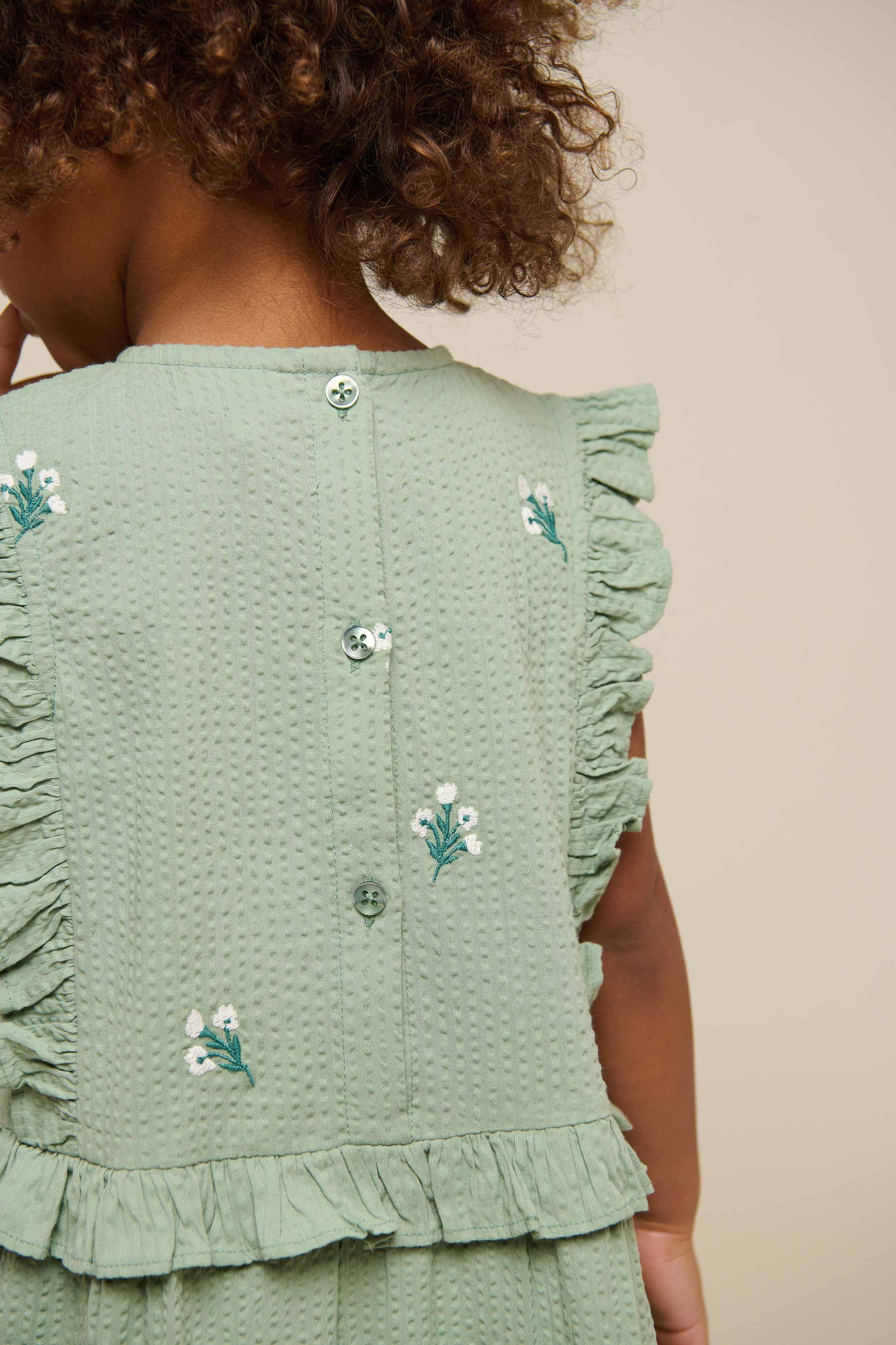 Besticktes Seersucker-Kleid - Kids - Dusty Green | 100976 Nora - Image 5