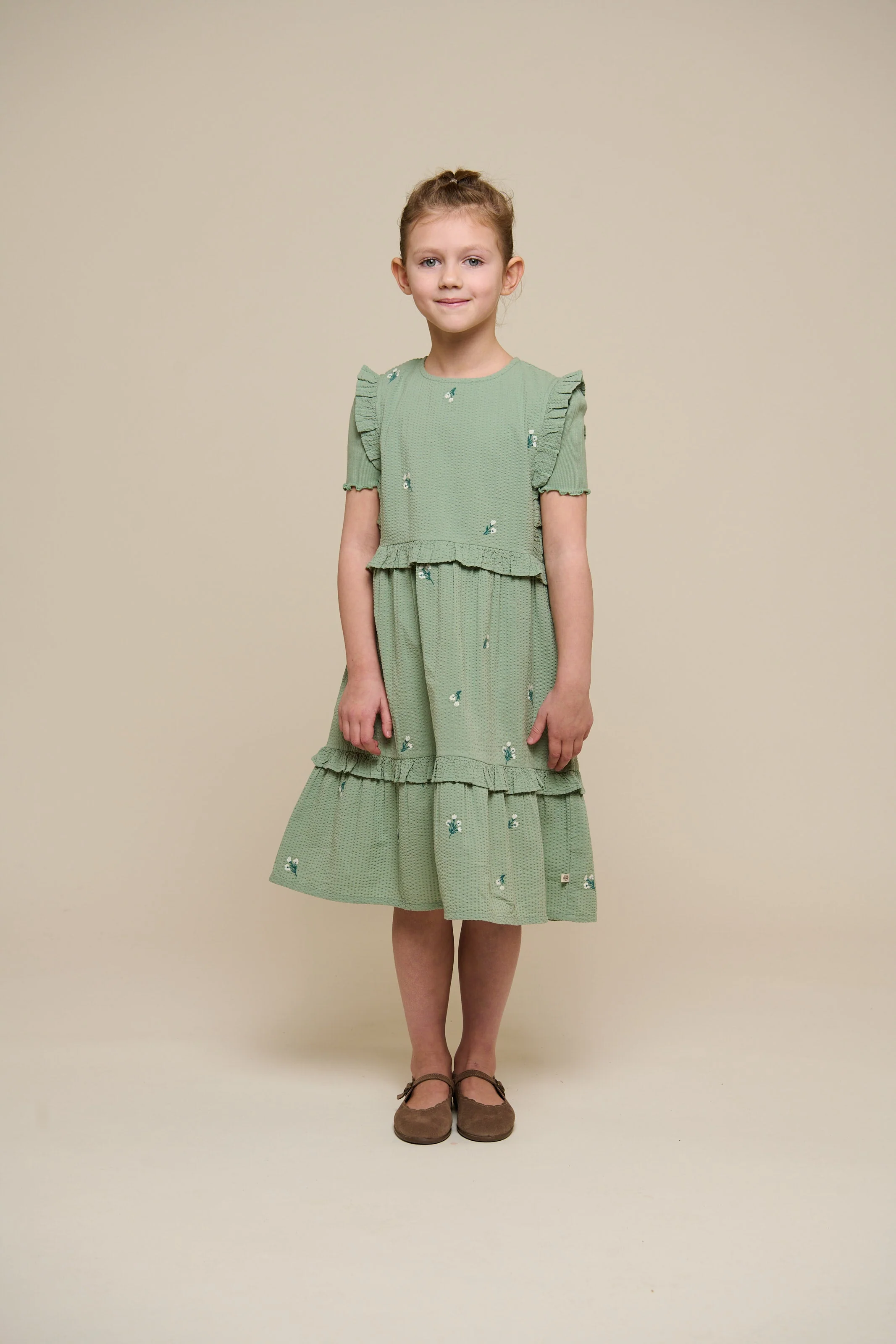 Besticktes Seersucker-Kleid - Tween - Dusty Green | 100977 Nora - Image 2