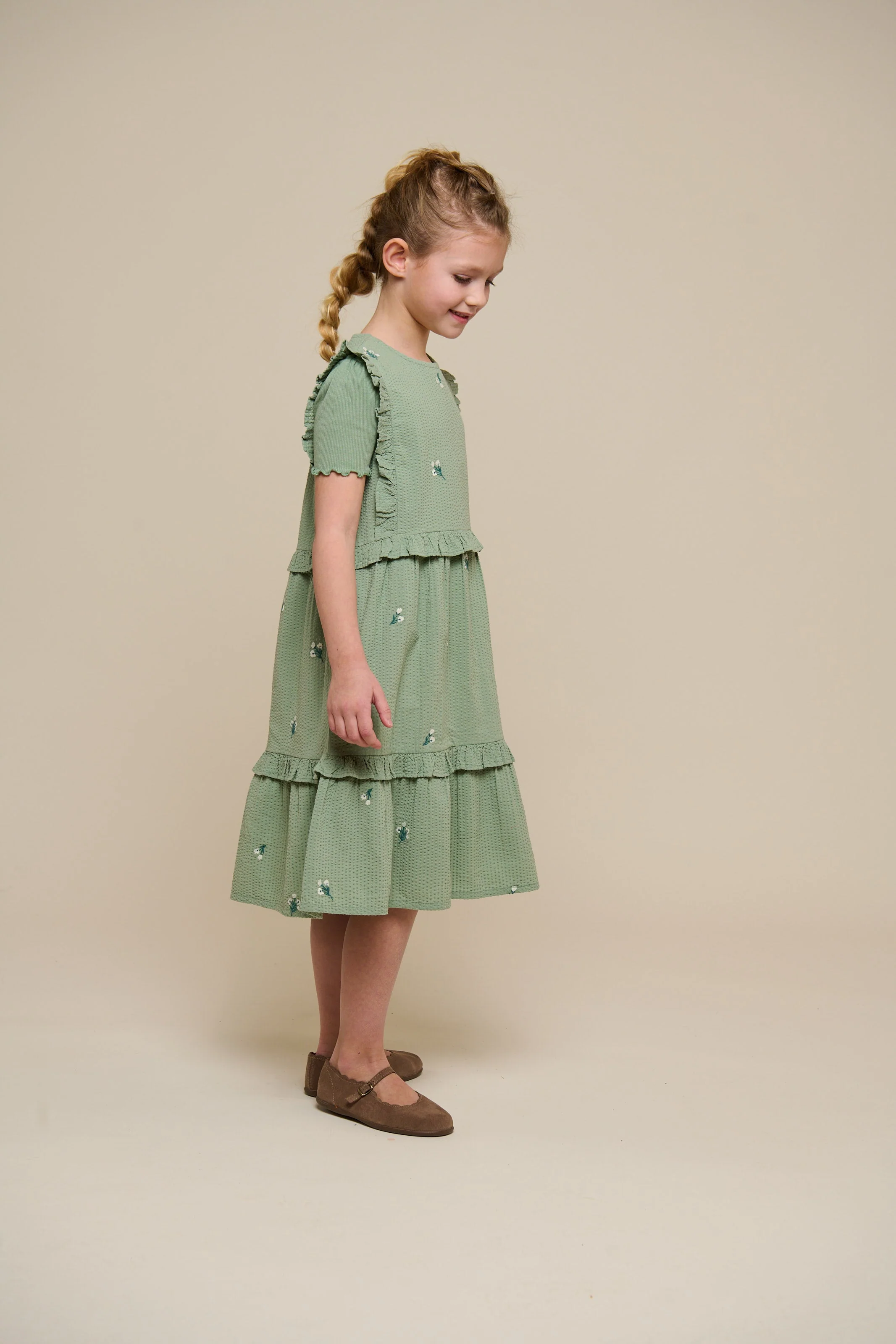 Besticktes Seersucker-Kleid - Tween - Dusty Green | 100977 Nora - Image 6