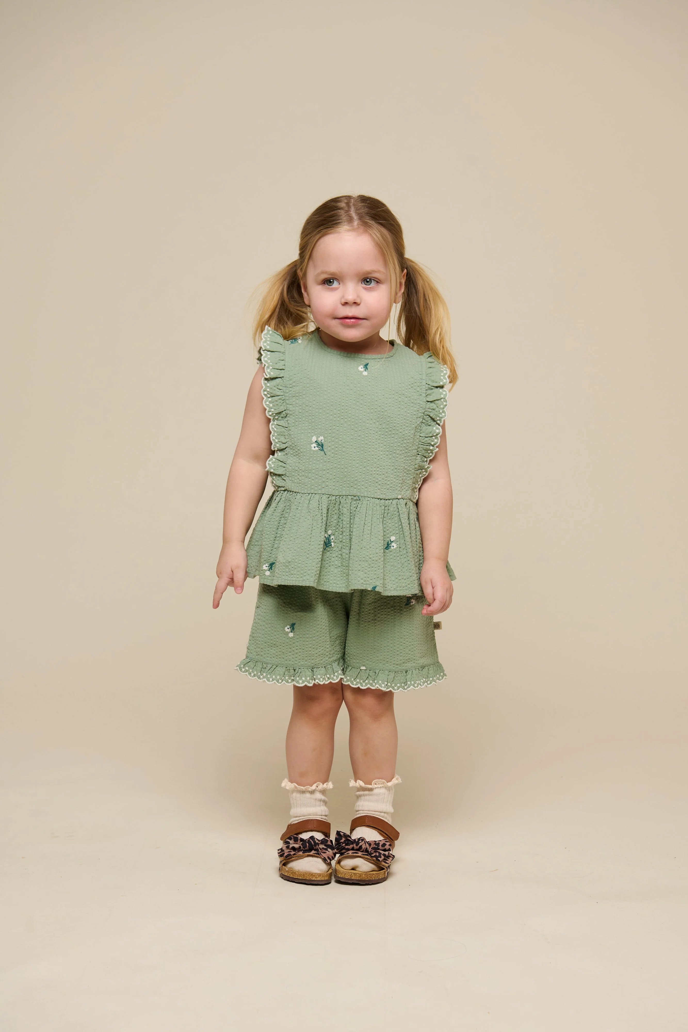 Besticktes Seersucker-Top - Kids - Dusty Green | 100980 Nora - Image 2