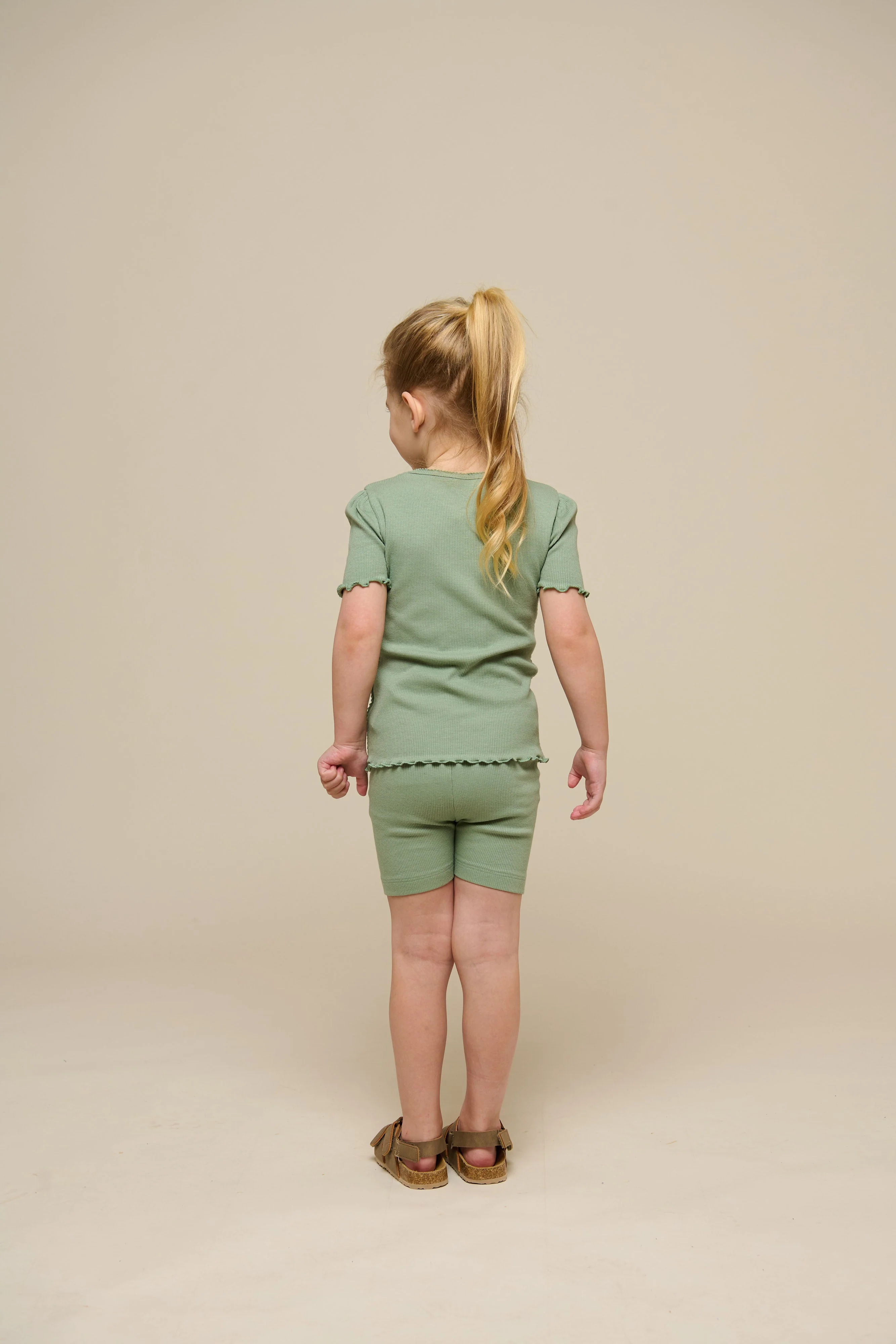 Kurze Shorts aus Modalripp - Kids - Dusty Green | 101318 Lottie - Image 4