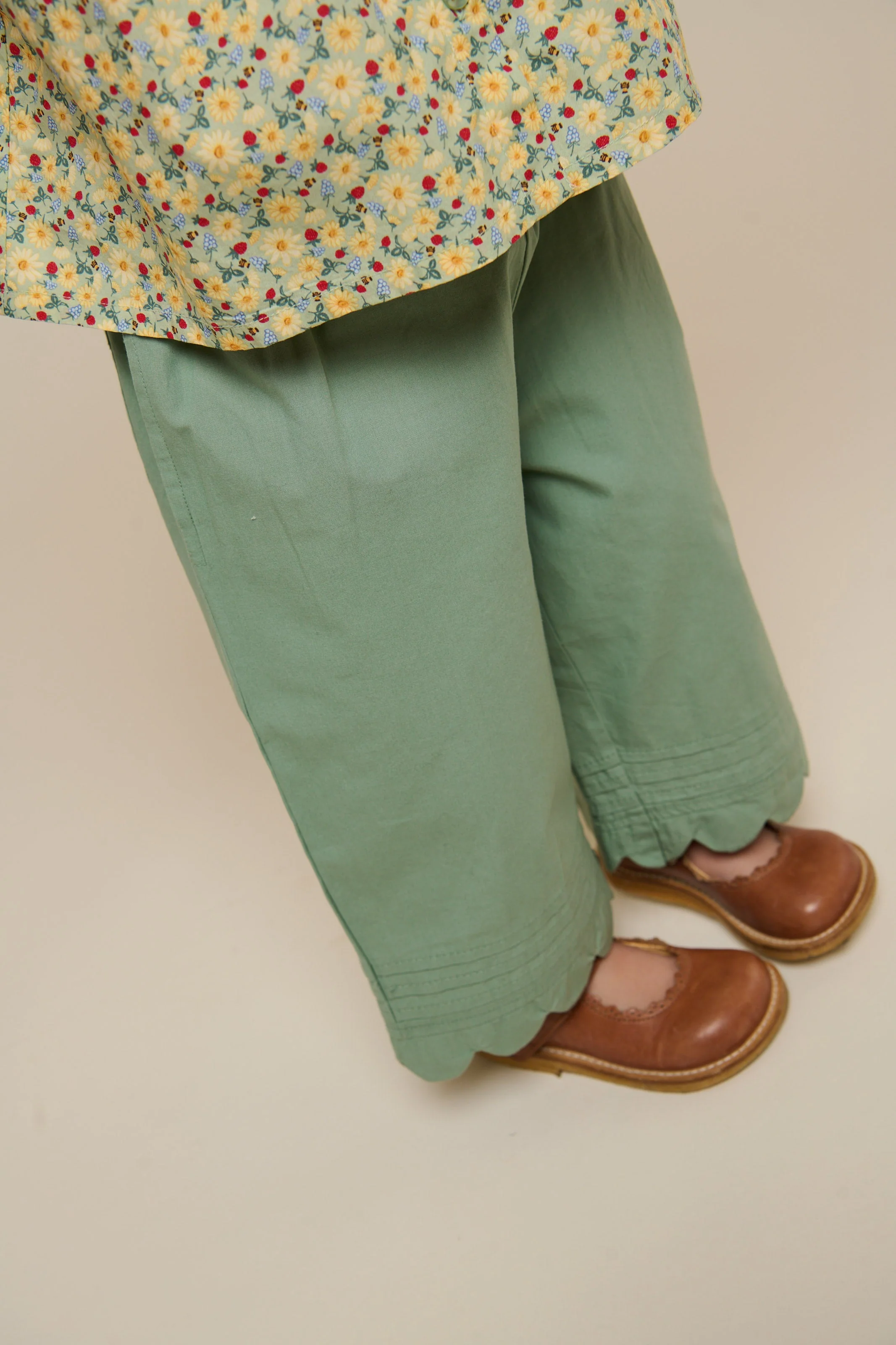 Popelinehose mit Muschelkante - Kids - Dusty Green | 101049 Joy - Image 4