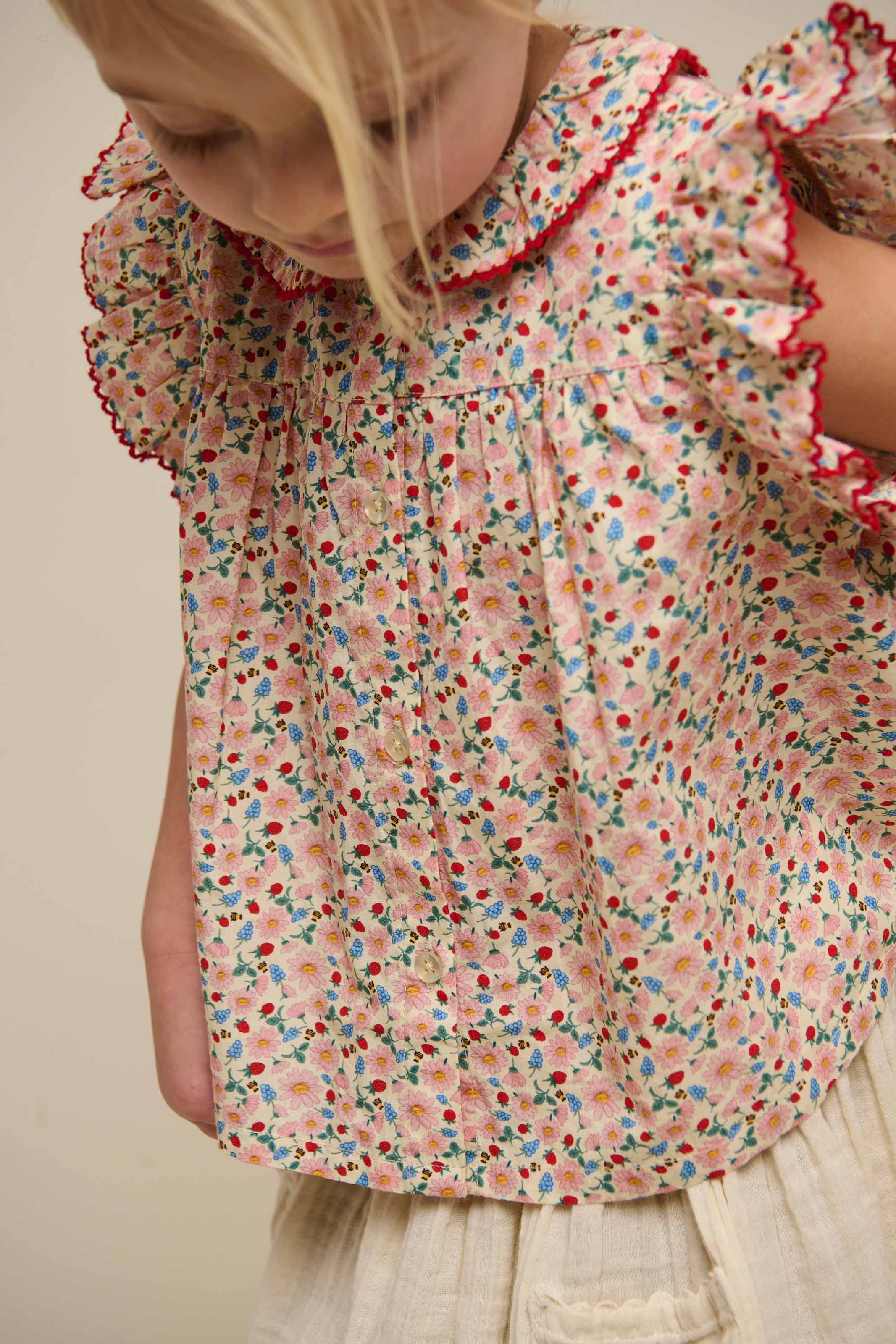 Poplin-Top mit Blumenmuster und Rüsche - Kids - Rose | 100948 Poppy - Image 4